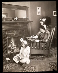 Emma Dunn och hennes två döttrar, ca 1915 (silvergelatintryck)